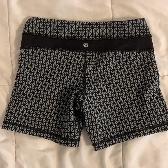 Size 4 lulu spandex - Picture 2 of 2